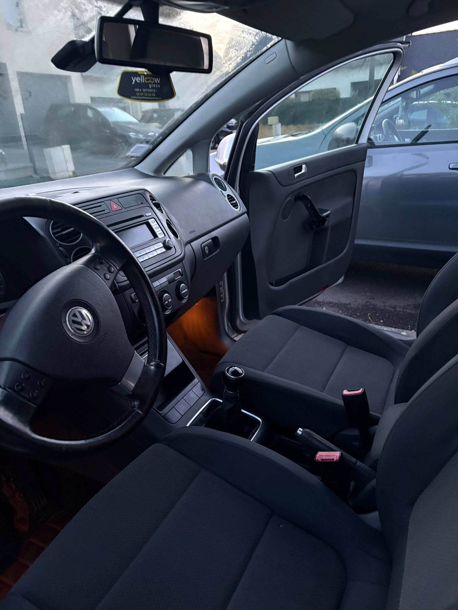 Intérieur avant propre d’une Volkswagen après un nettoyage complet